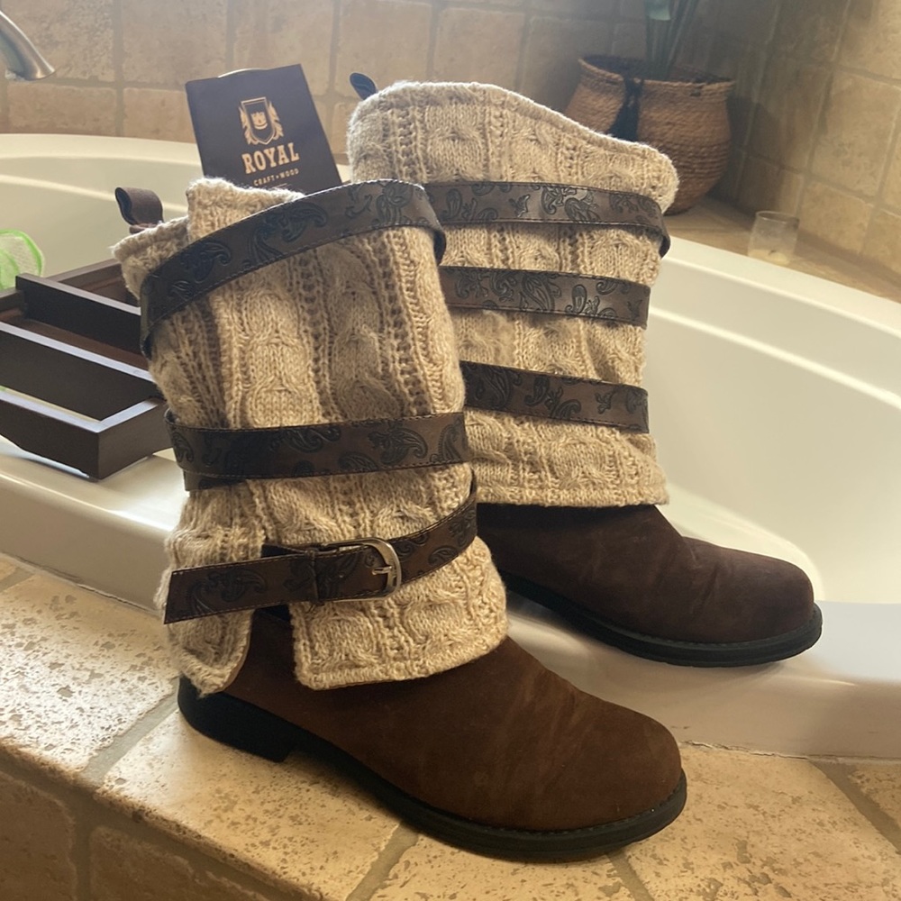 Muk Luk’s Womens Nikki Belt-Wrapped Boots